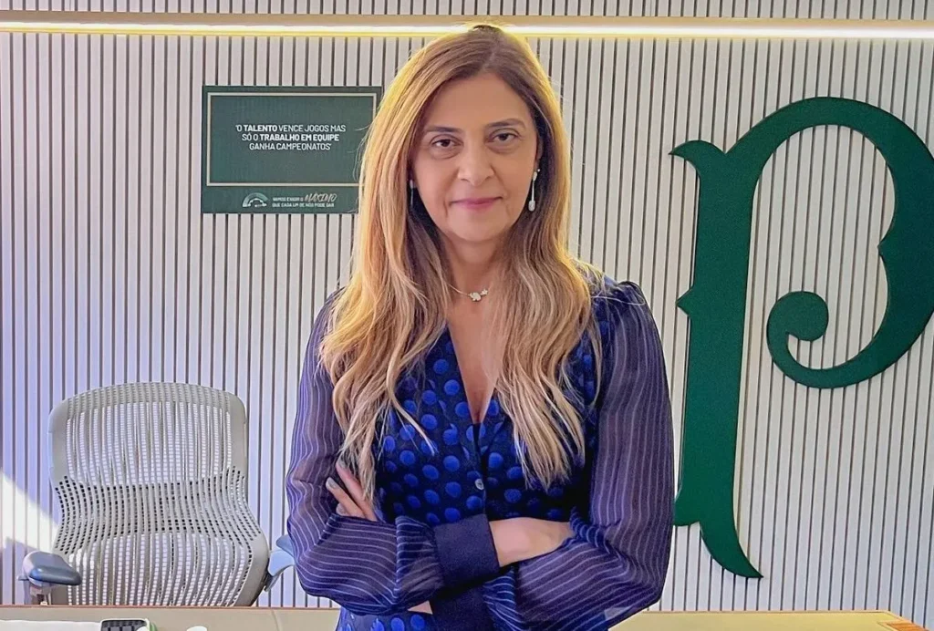 Conceito de gestão corporativa no futebol mostrando silhueta de executiva em sala de troféus analisando balanço financeiro