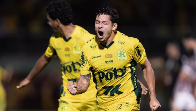 Conceito de gestão esportiva eficiente mostrando estádio de futebol moderno projetado sobre uma planta de negócios e gráficos financeiros.